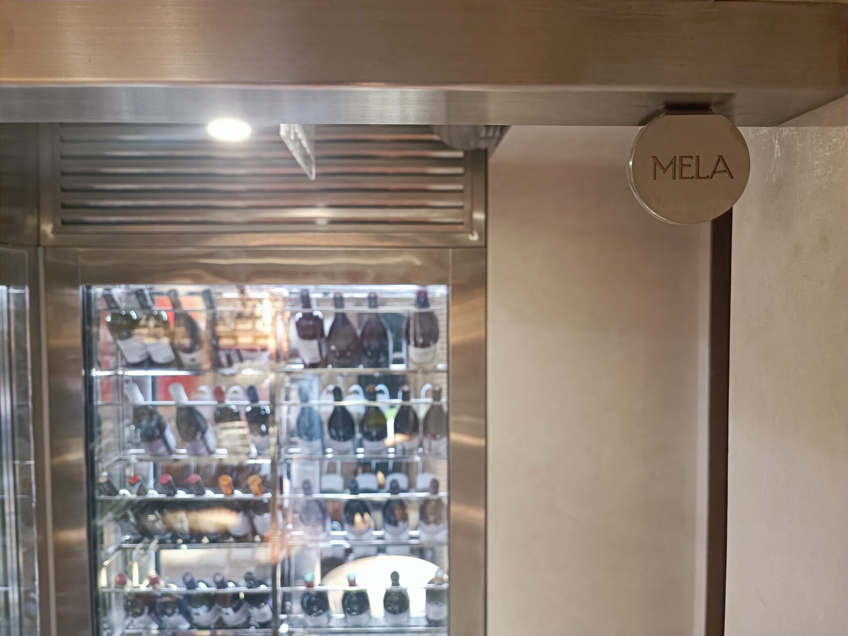 Винные шкафы из стекла и нержавейки в ресторане MELA — фото 9