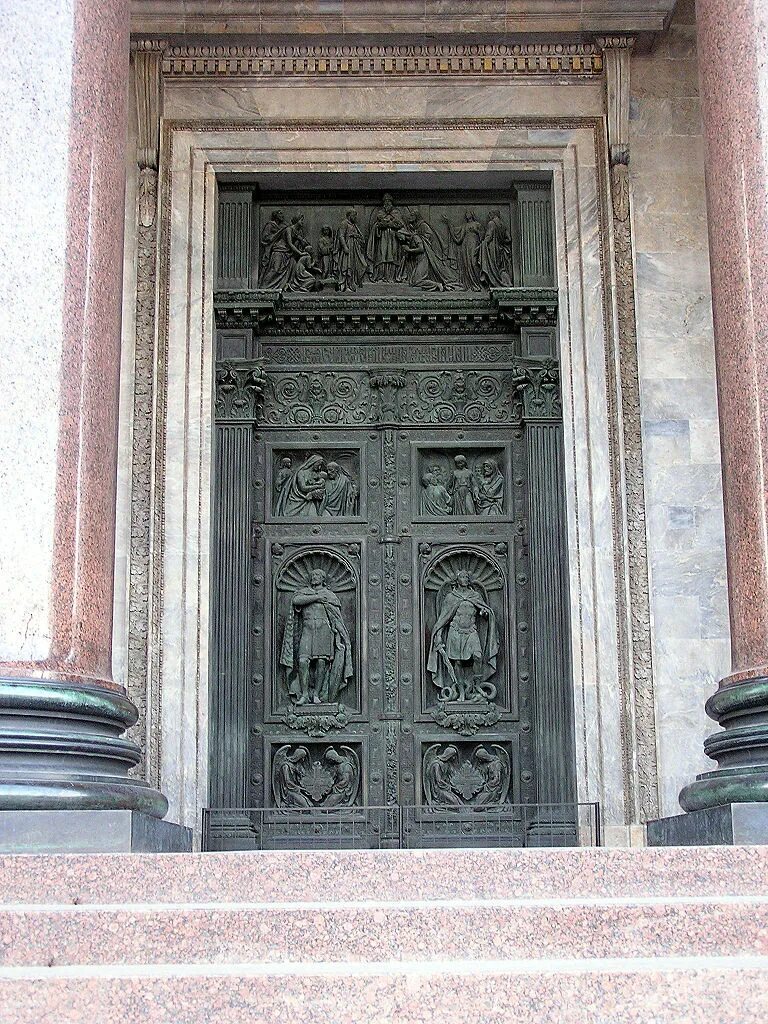 Главные бронзовые двери	
