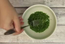 Приготовление оладий из кабачков на сковороде с чесноком: шаг 7