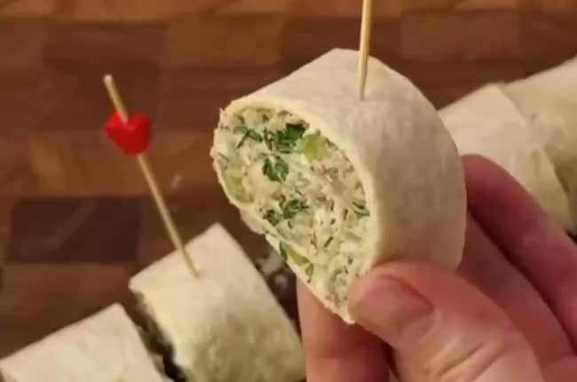 Приготовление канапе со шпротами и огурцом: шаг 6