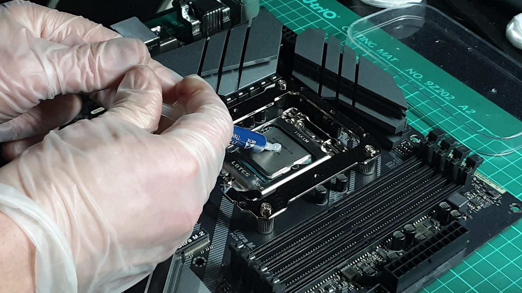 Нанесение термопасты 