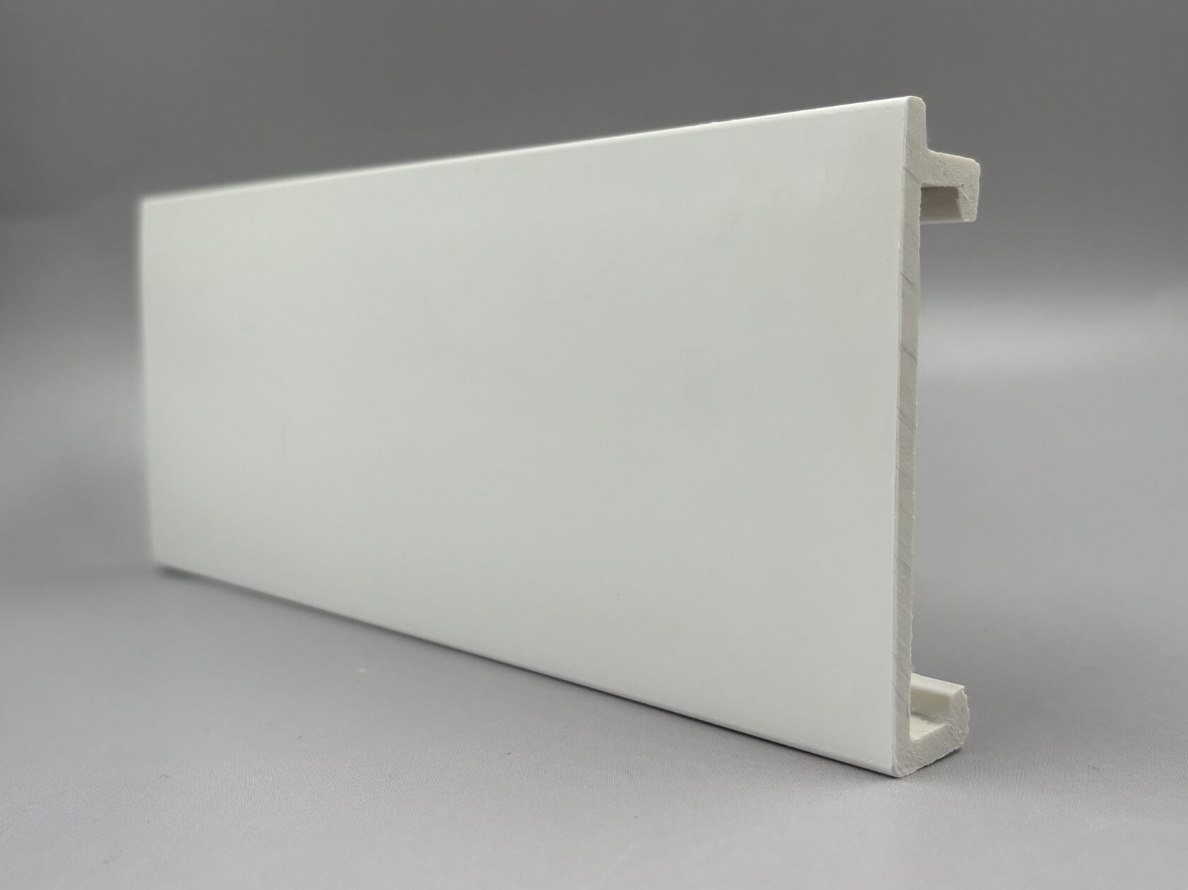 Плинтус влагостойкий для кварц-винила белый под покраску в Санкт-Петербурге (СПб)