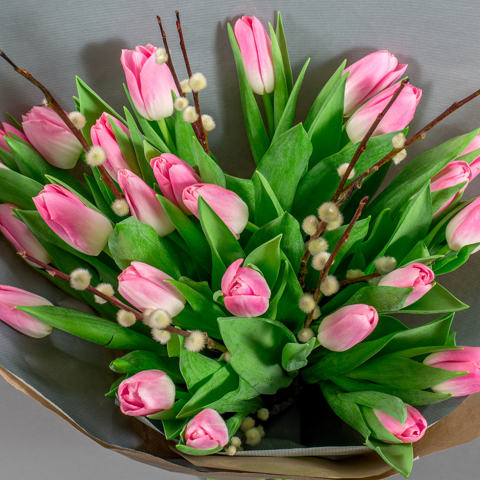 Фото тюльпанов красивые реальные. Букет тюльпанов. Мелкоцветные тюльпаны. Весенний букет тюльпанов. Тюльпан Tom pouce.