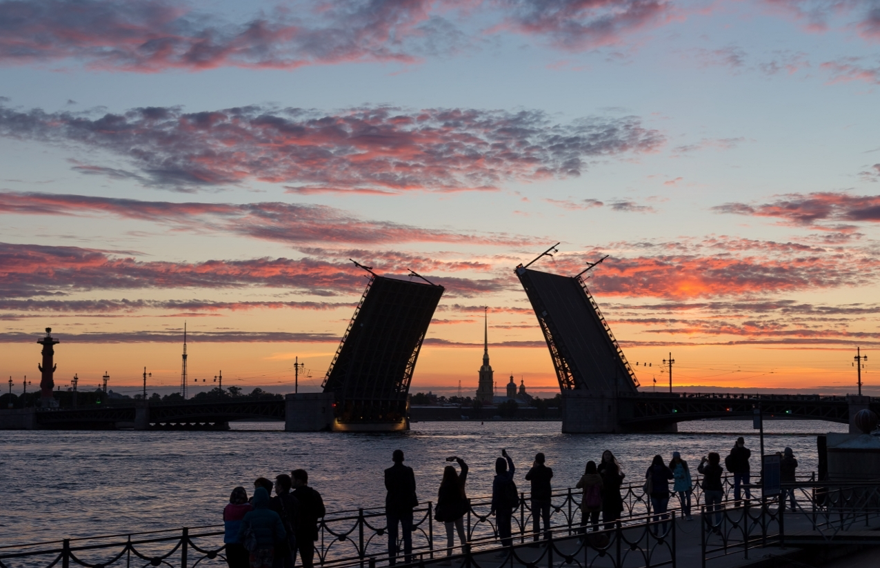 Russian most. Белые ночи Санкт-Петербург. Пик белых ночей в Санкт-Петербурге. Санк тепетрбург белые ночи. Санкт-Петербург летом белые ночи.