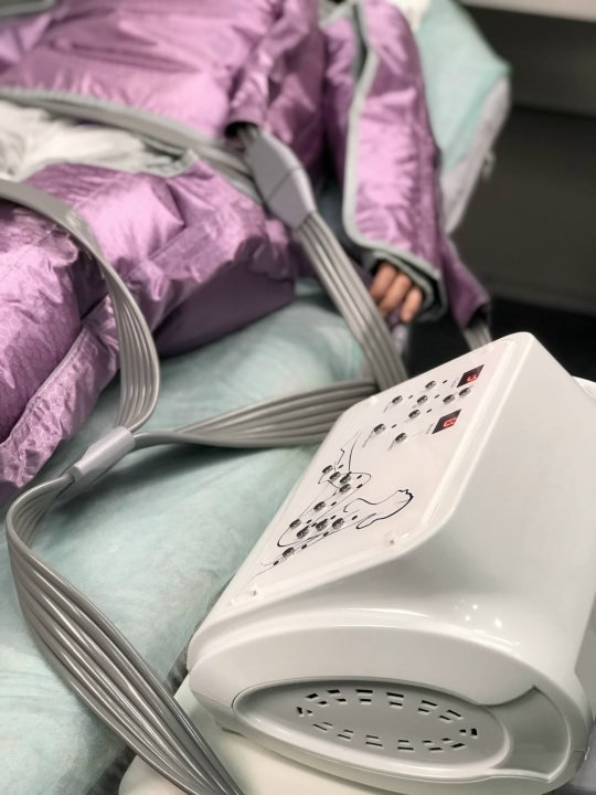 Прессотерапия. — Уменьшение отёчности ног, лодыжек, рук — Снижение ощущения «тяжести» и усталости — Улучшение микроциркуляции — кожа становится более упругой — Помогает при «апельсиновой корке» — как дополнение к другим процедурам — Нет боли. Нет восстановления. Нет ограничений после