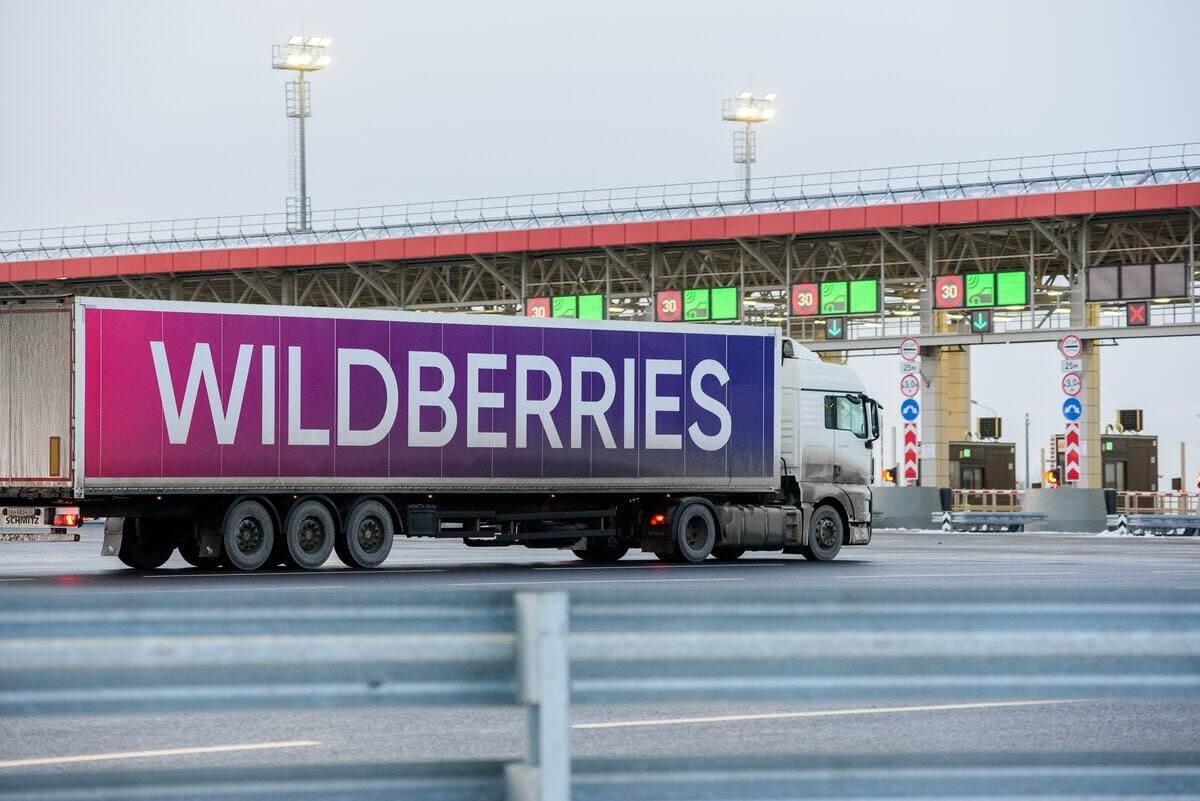 Вайлдберриз санкт петербург доставка. Wildberries грузовик. Фура вайлдберриз. Вайлдберриз склад фуры. Логистика вайлдберриз.