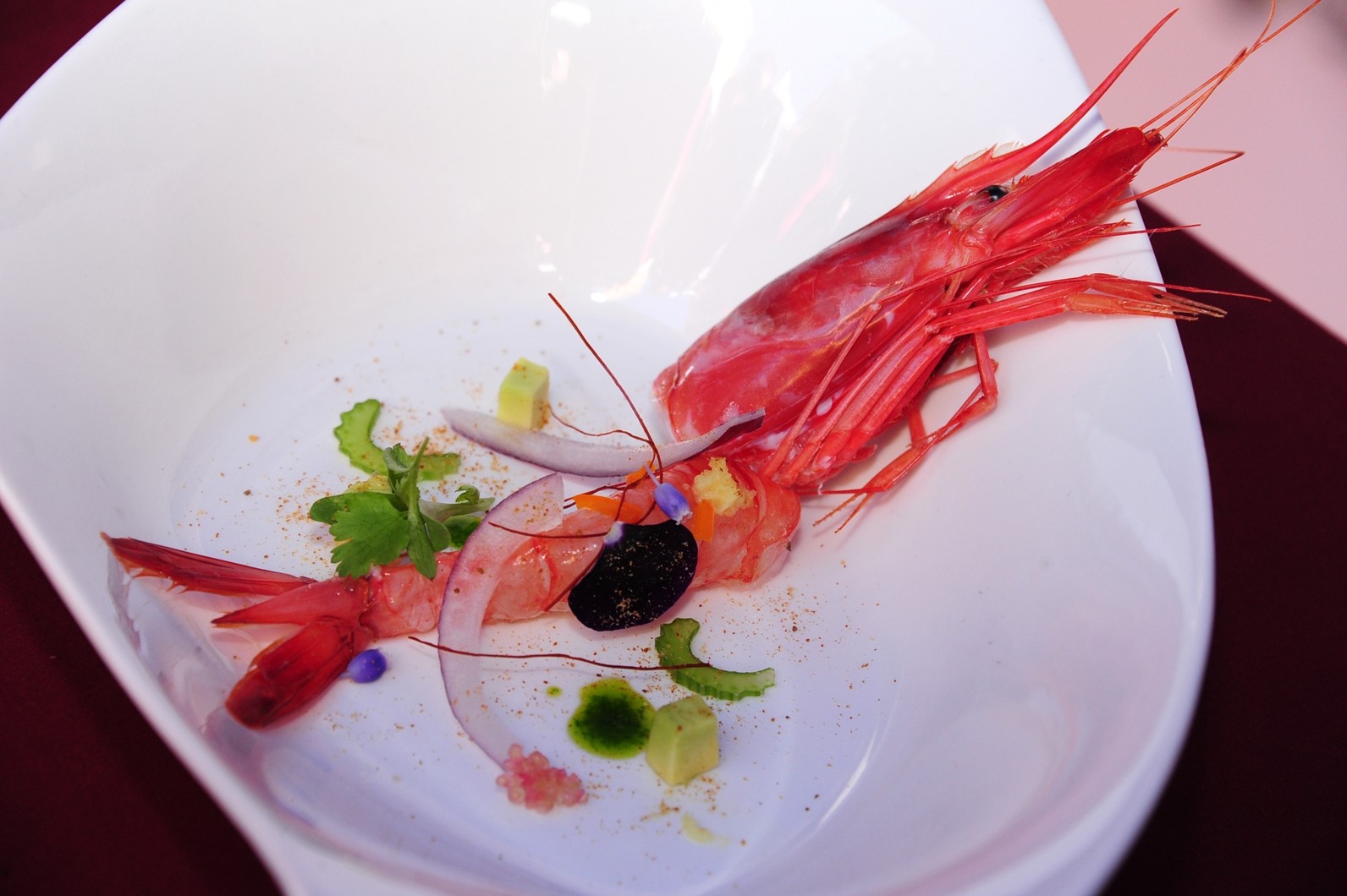 Fuente: https://www.eladerezo.com/eventos-gastronomicos/manuel-alonso-fominaya-ganador-del-concurso-de-cocina-gamba-roja-de-denia-2014.html