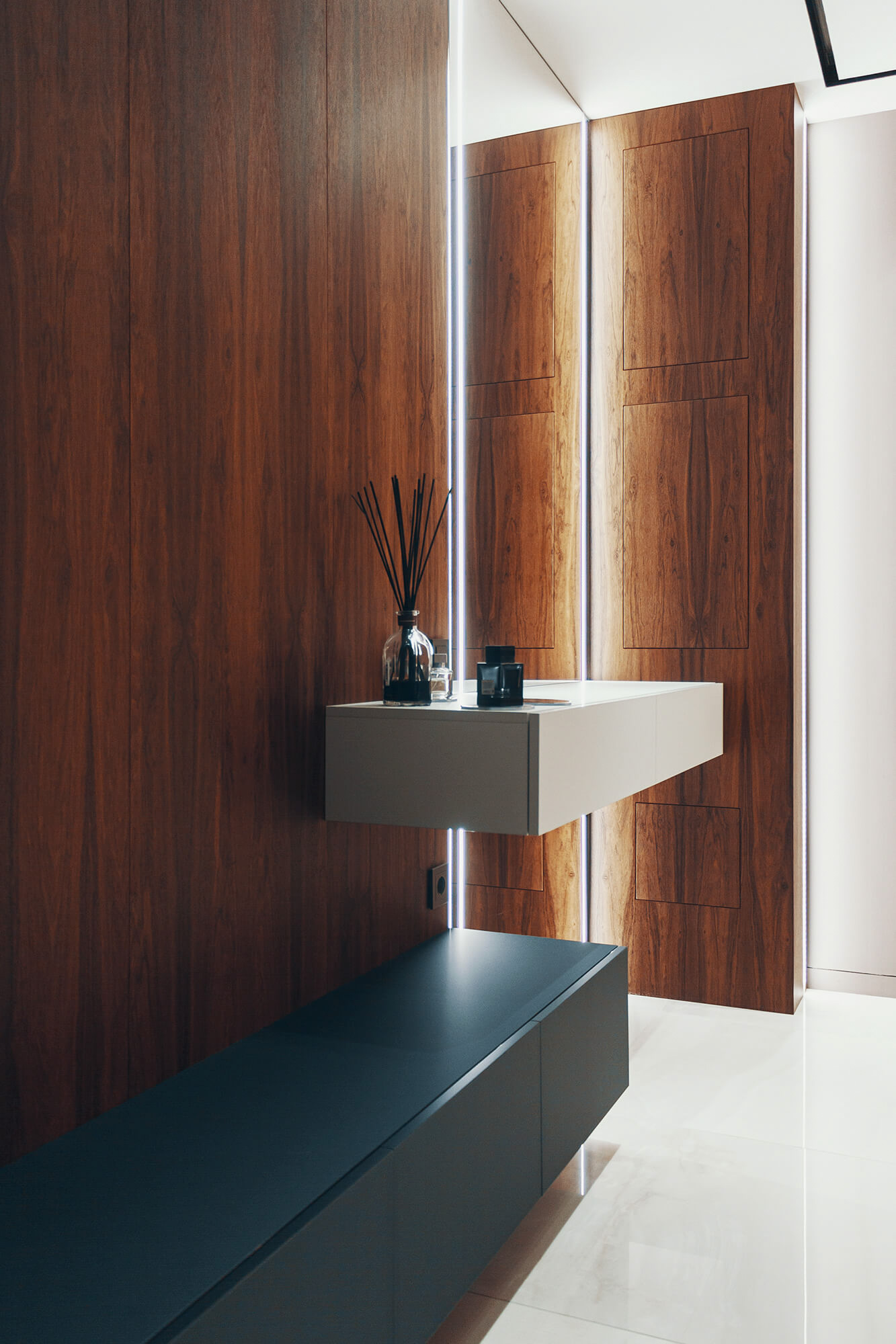 Современная прихожая с индивидуальными подвесными тумбами и зеркалом с подсветкой