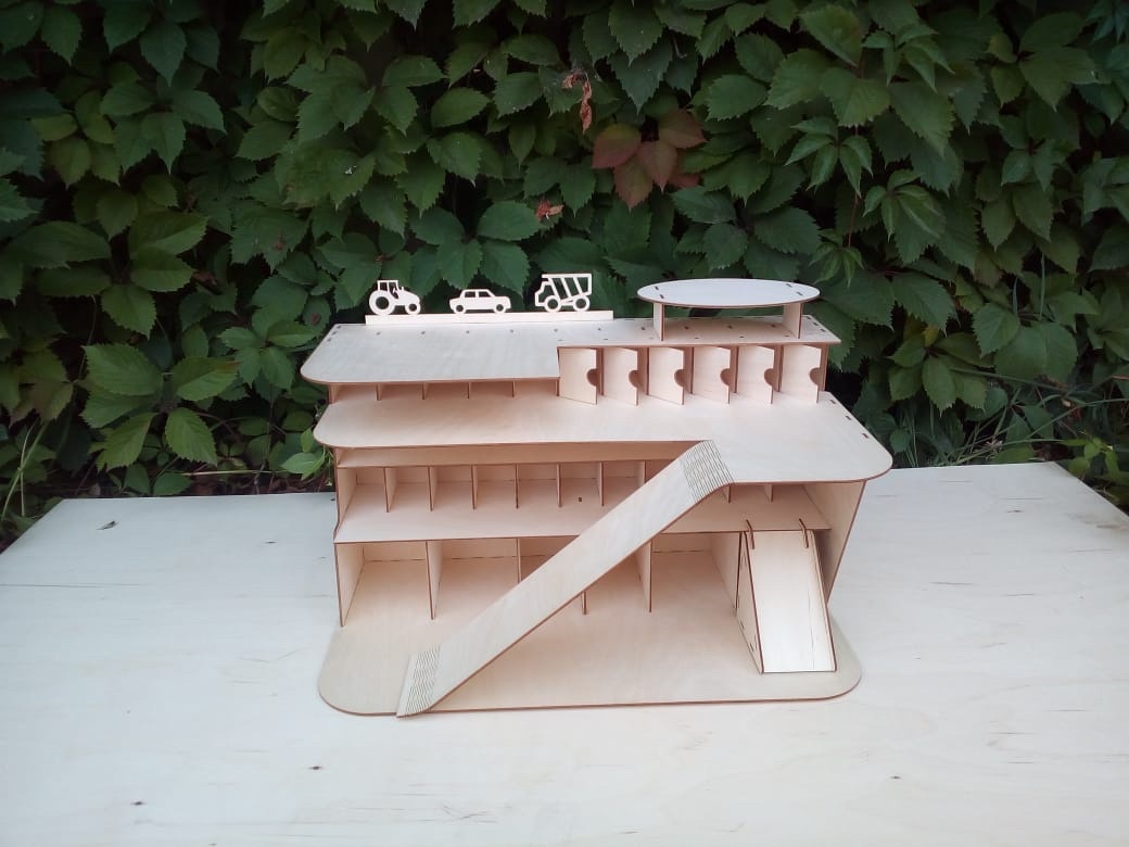 Маленькая парковка с вертолетной площадкой из фанеры