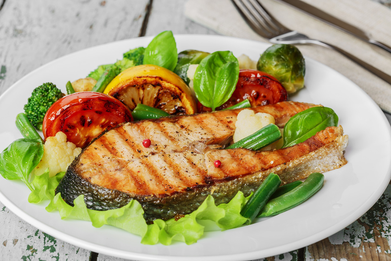 Фото рыба с овощами на тарелке
