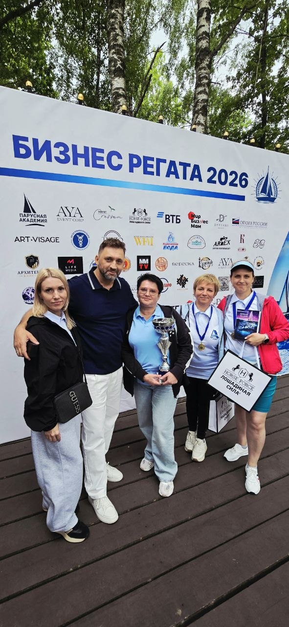 Современный конференц-зал с панорамным видом на город