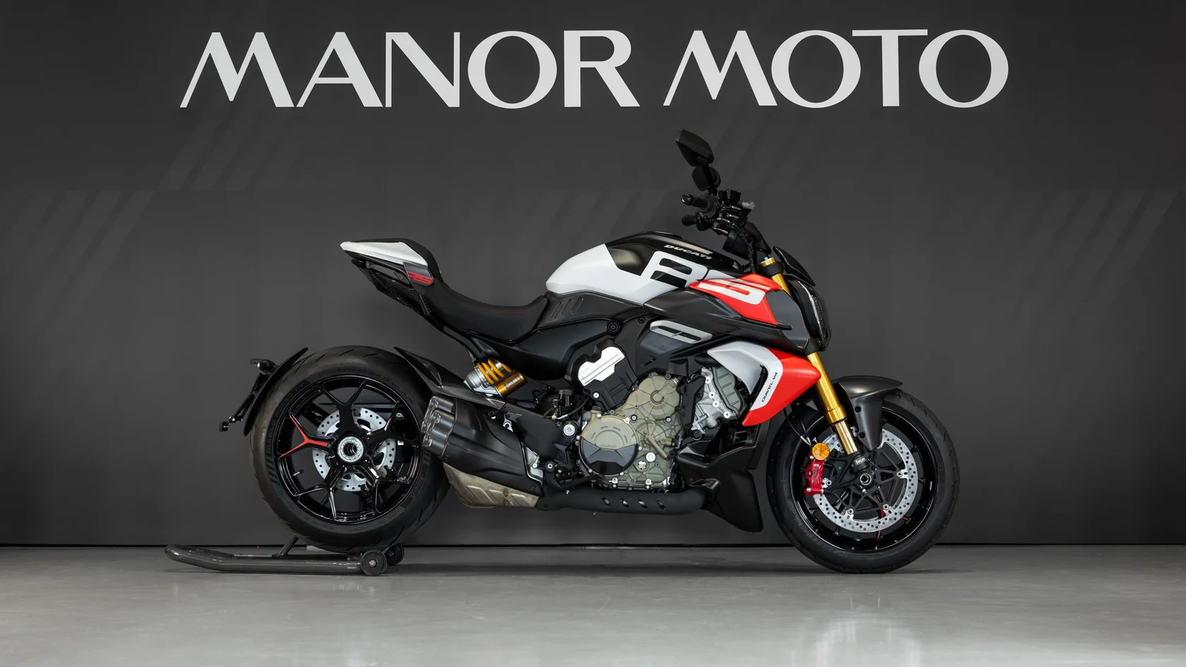 Мотоцикл Ducati на фоне MANOR MOTO