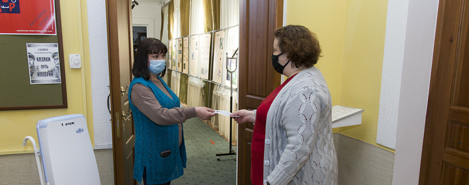 Посетитель показывает билет смотрителю