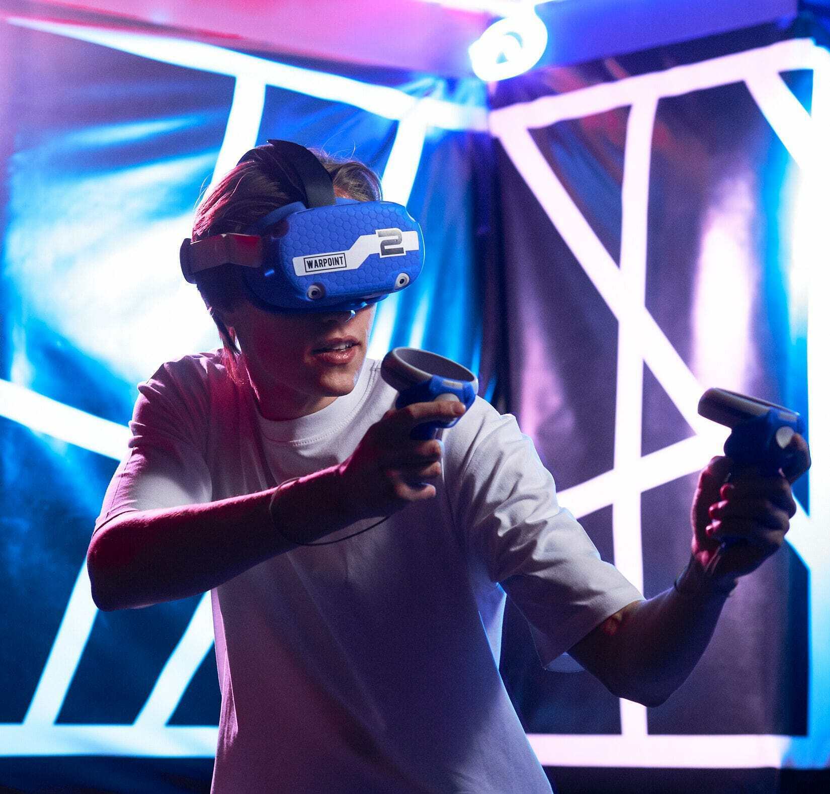Vr арена warpoint. WARPOINT VR-Арена. Клуб виртуальной реальности WARPOINT. Виртуальная реальность Тюмень. Лазертаг ВР.