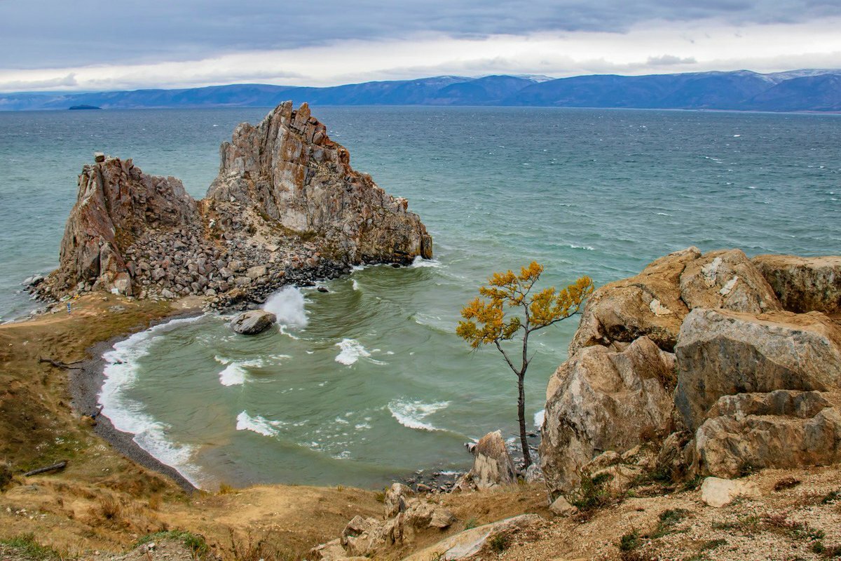 Шаман скала фото. Остров Ольхон гора Шаманка. Скала Шаманка на острове Ольхон. Мыс Бурхан на Ольхоне. Байкал скала Шаманка остров Ольхон.