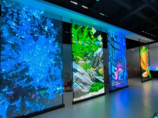 витрины магазина с установленными прозрачными светодиодными экранами