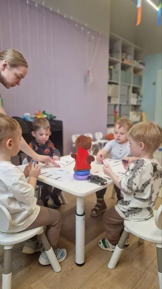 Ребёнок показывает написанный иероглиф на занятии «Китайстрой»