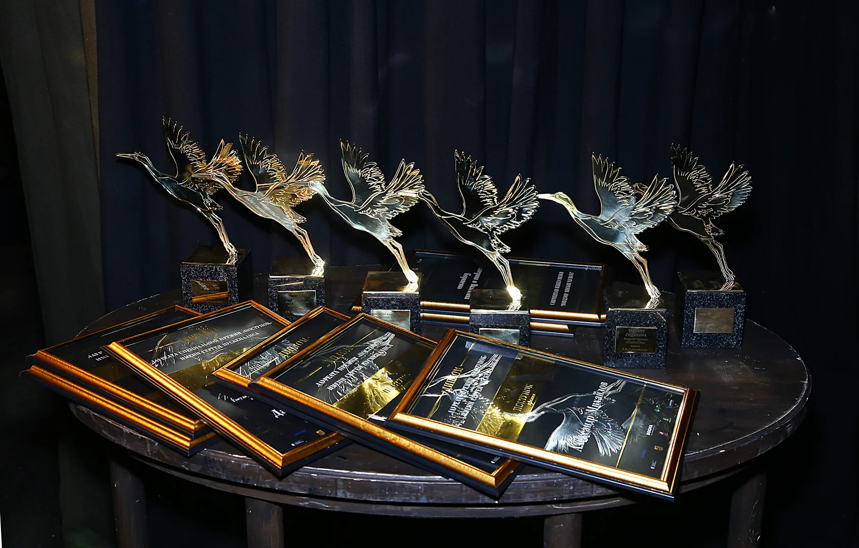 статуэтки в виде взлетающего журавля и дипломы финалистов премии имени Сергея Пускепалиса 
