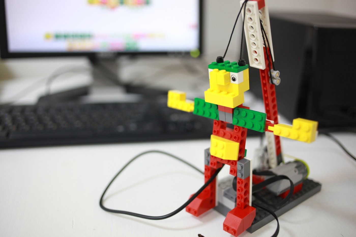 LEGO WEDO 1 краб. Шкатулка LEGO WEDO. LEGO WEDO дети. LEGO WEDO кружок робототехника.