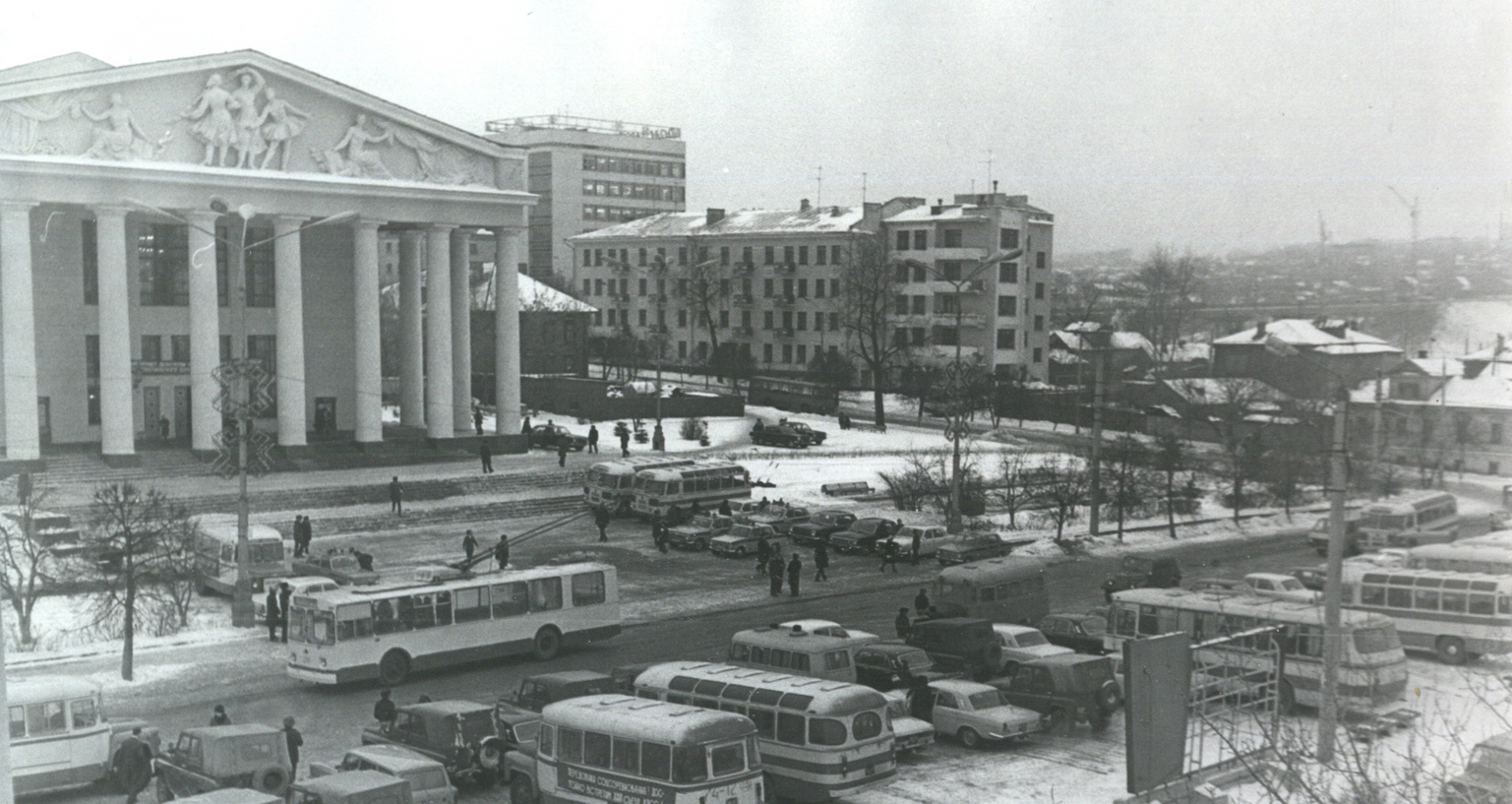 В городе 70 000. Город Чебоксары СССР. Чебоксары 70-е годы. Чувашский драмтеатр Чебоксары старый. Чебоксары 1950.