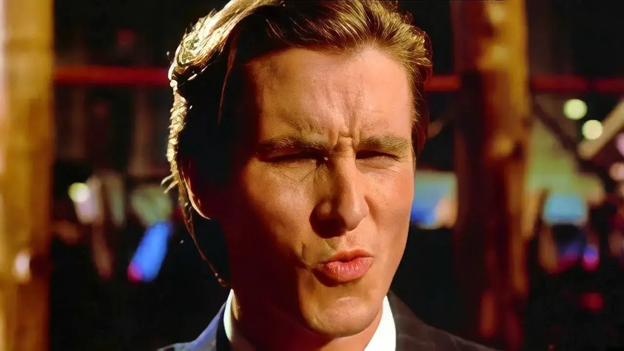 Пример сигма-боя — мускулистого, сосредоточенного, с холодной харизмой. Символ независимости, внутренней силы и минималистичной уверенности. Персонаж - Патрик Бейтман 