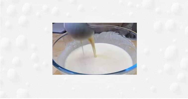 Приготовление ажурных блинов на молоке с кипятком: шаг 7