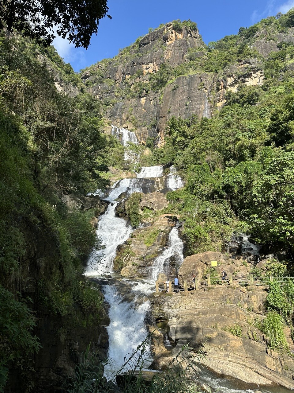 Водопад и дорога