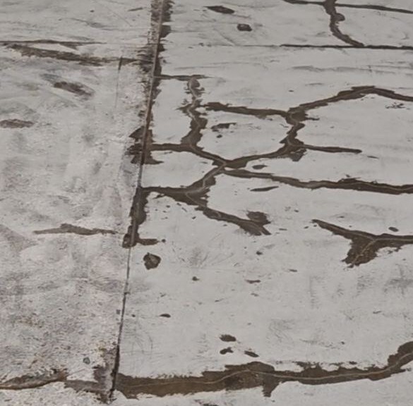 Разрушенный пол на складе до ремонта