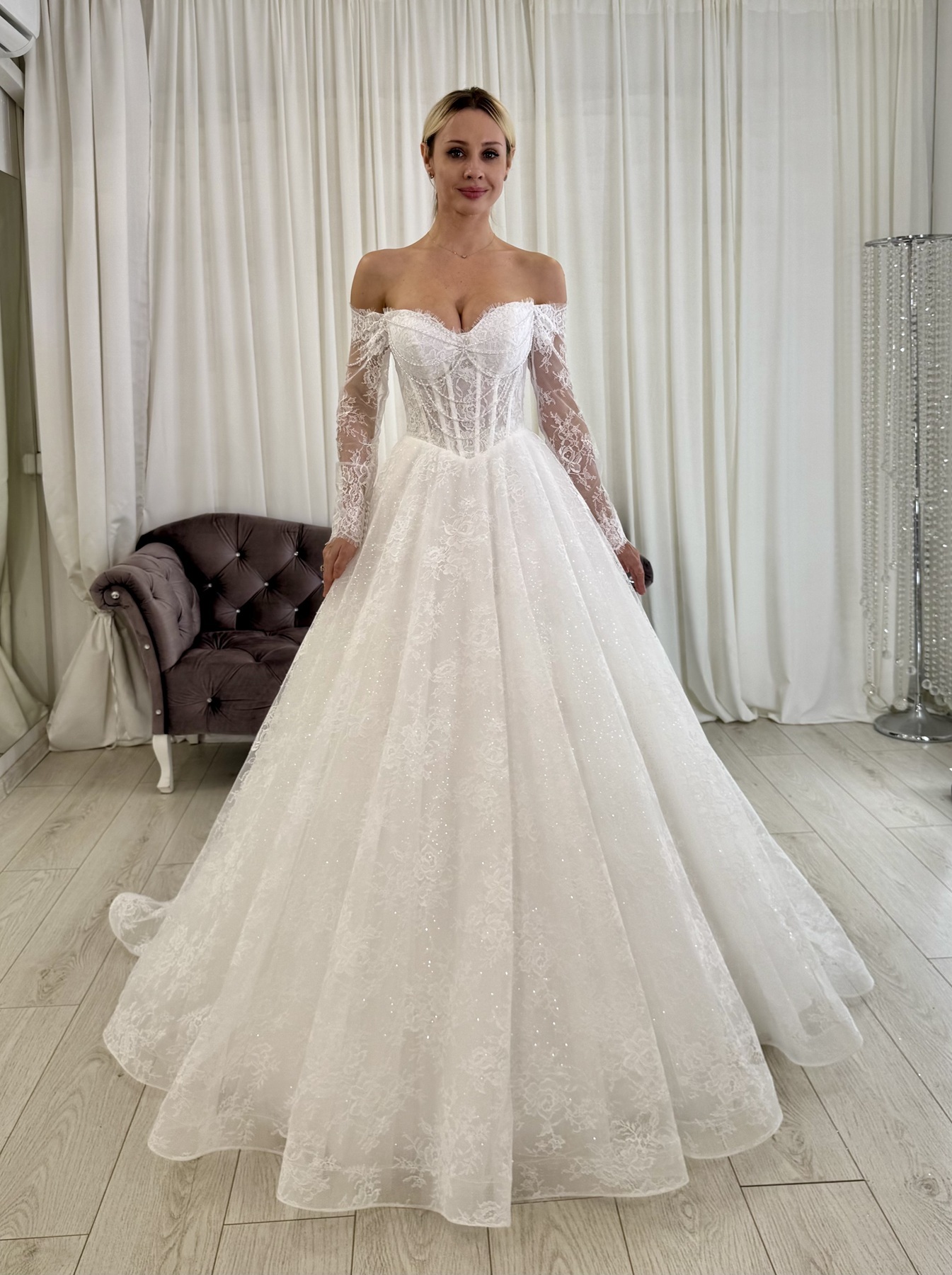 Свадебное платье с кружевными рукавами