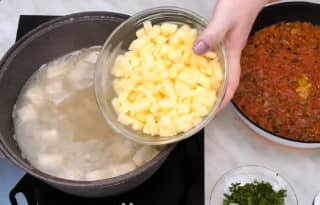 Приготовление рассольника со свининой, перловкой и солёными огурцами: шаг 8