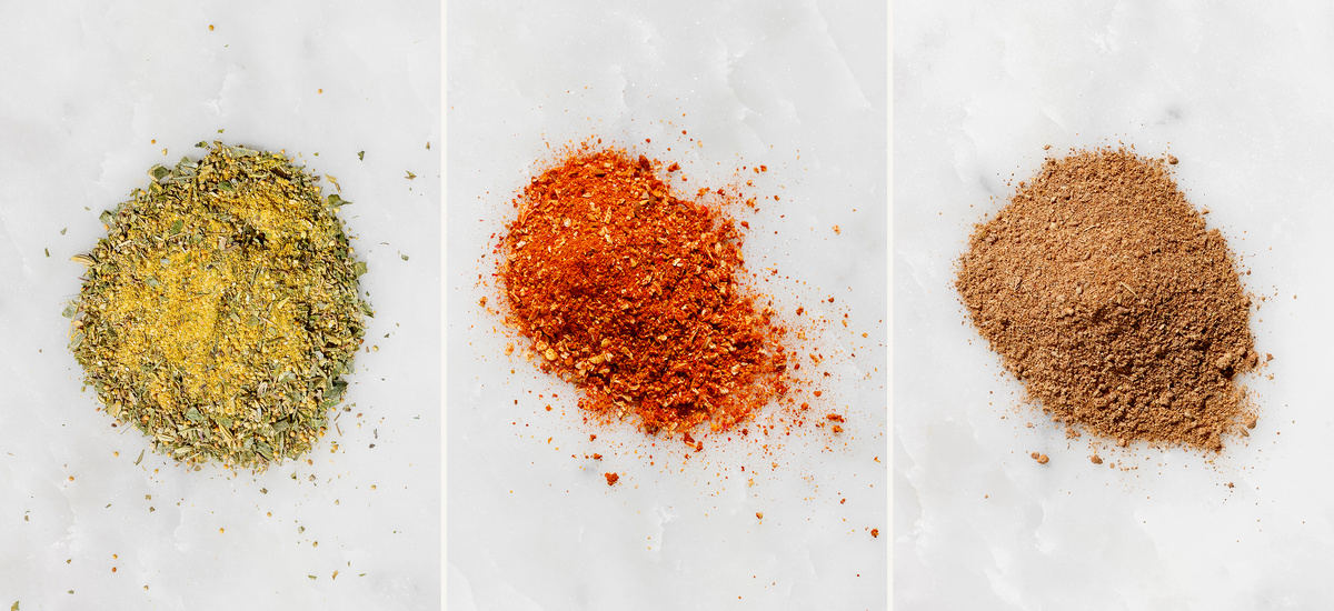 Три изображения специй для чая или кулинарии. На первом — смесь сушеных трав, на втором — молотая паприка, на третьем — молотый имбирь. Эти специи добавят аромата и согревающих ноток в зимний чай или другие блюда.
