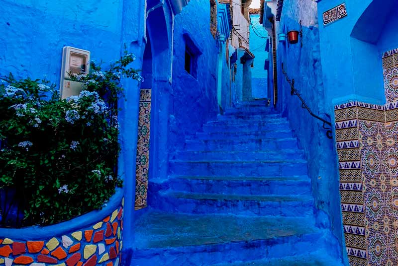 На улицах синего города Шефшауэн в Марокко