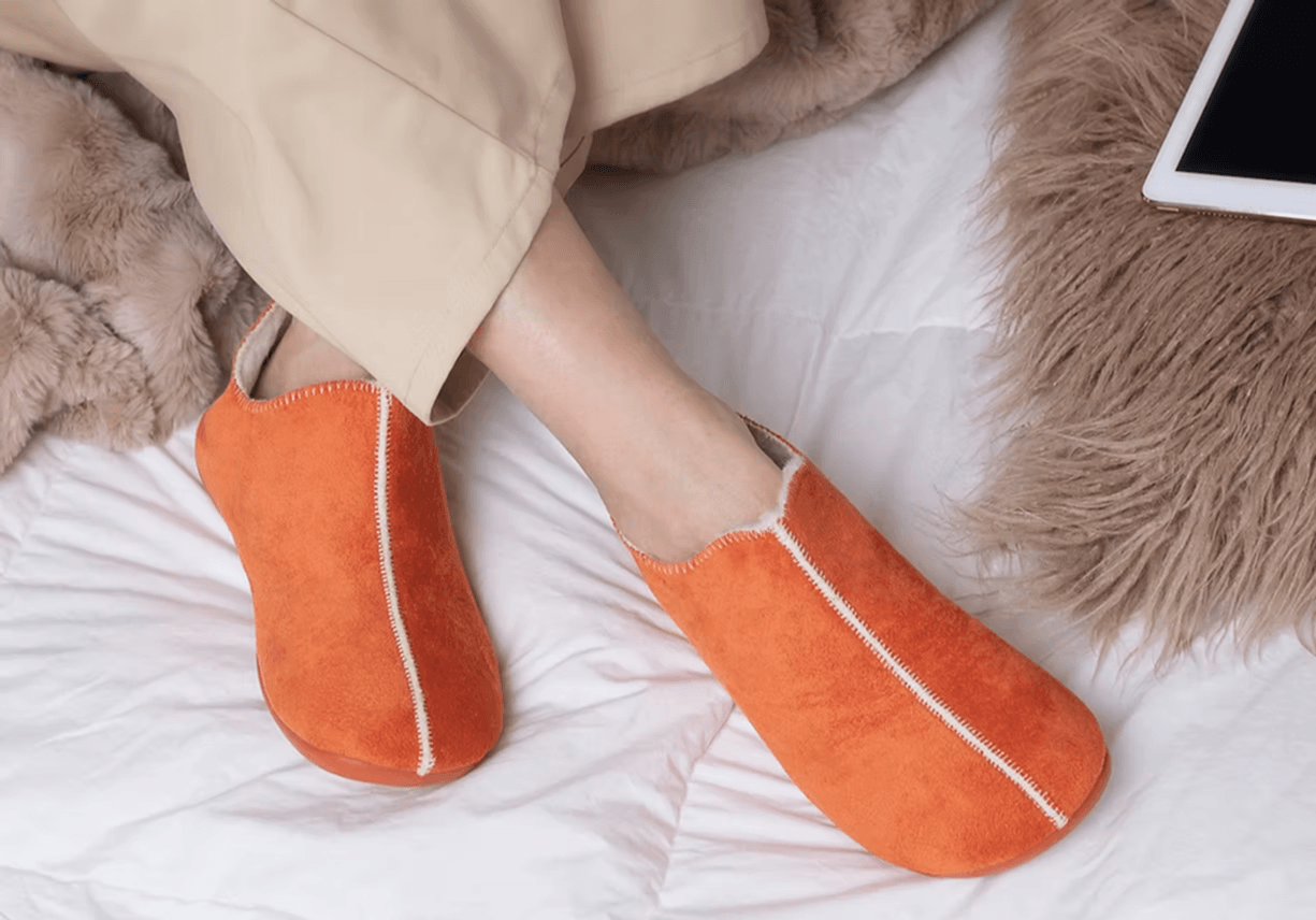 Человек в фирменных тапочках SnugToes