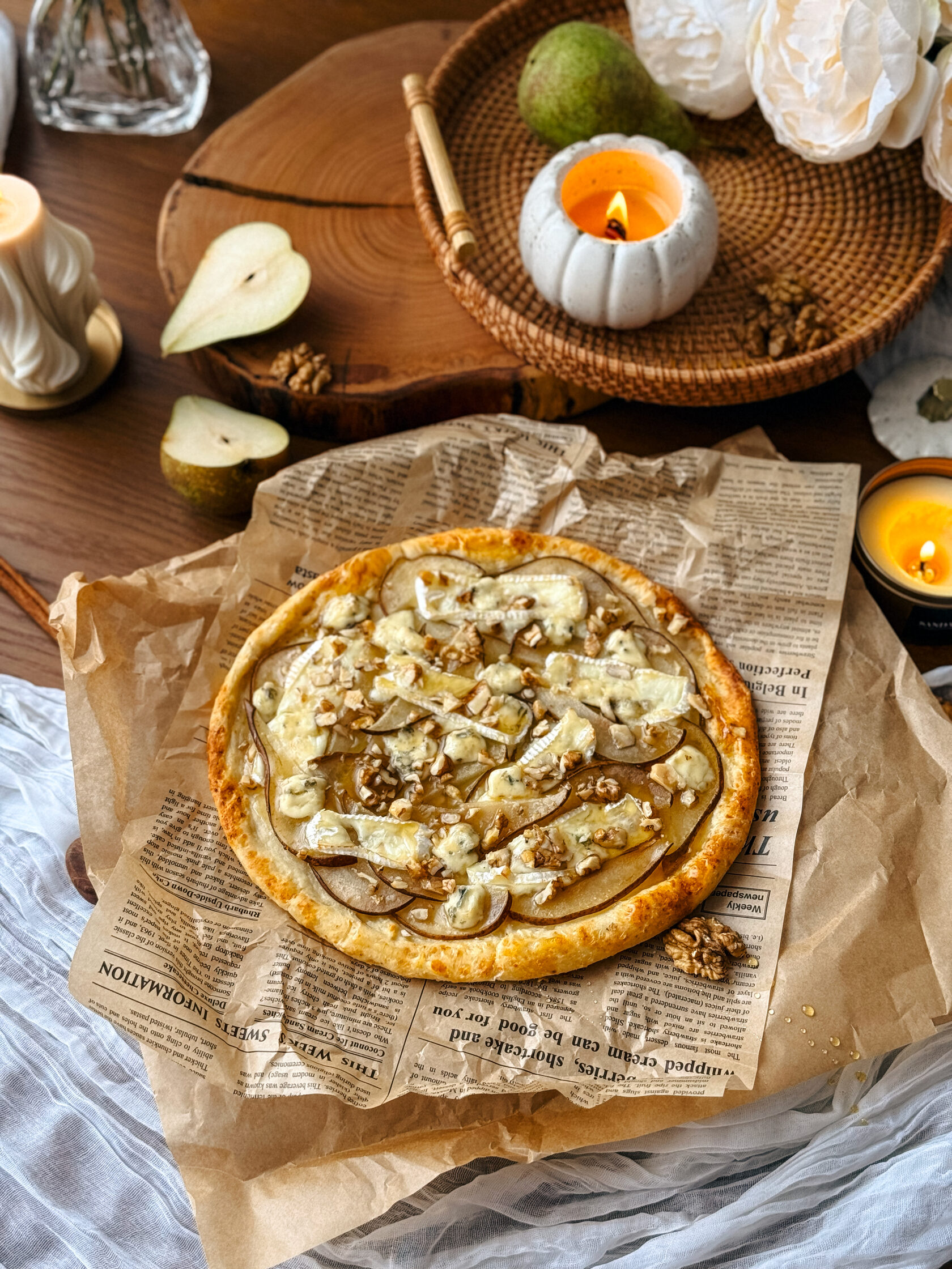 Пицца с грушей, камамбером и сыром дорблю