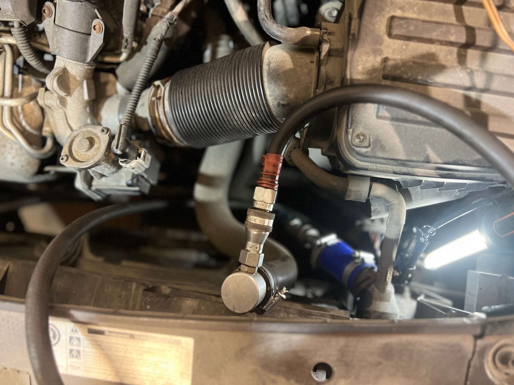 Подключаем станцию по аппаратной замене антифриза к верхнему патрубку