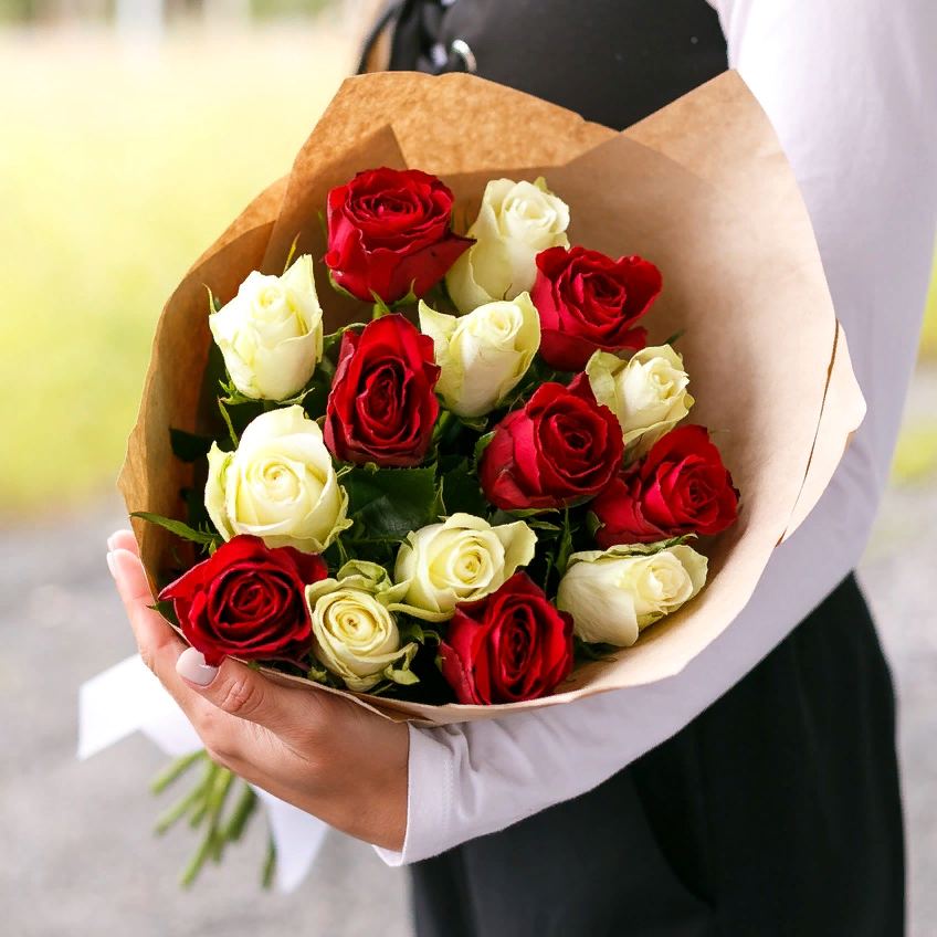 Букет из 15 красных и белых роз с доставкой по Донецку