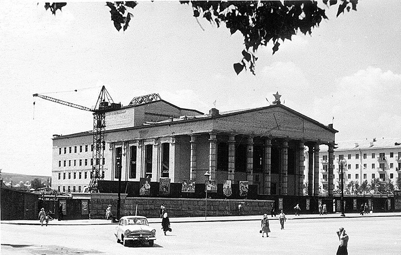 Строительство театра 1962 год.