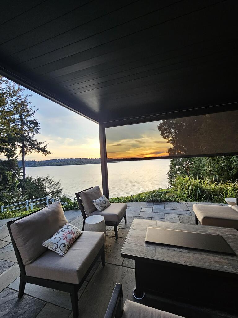Aluminum pergola with a lowered side screen for privacy and sun control