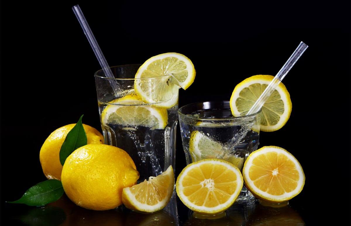 Използвайте прясно изцеден лимонов сок, за да си направите полезна лимонена вода или вкусна и полезна домашна лимонада. Виж идеи за рецепти за домашна лимонада в блога на Ефреа.