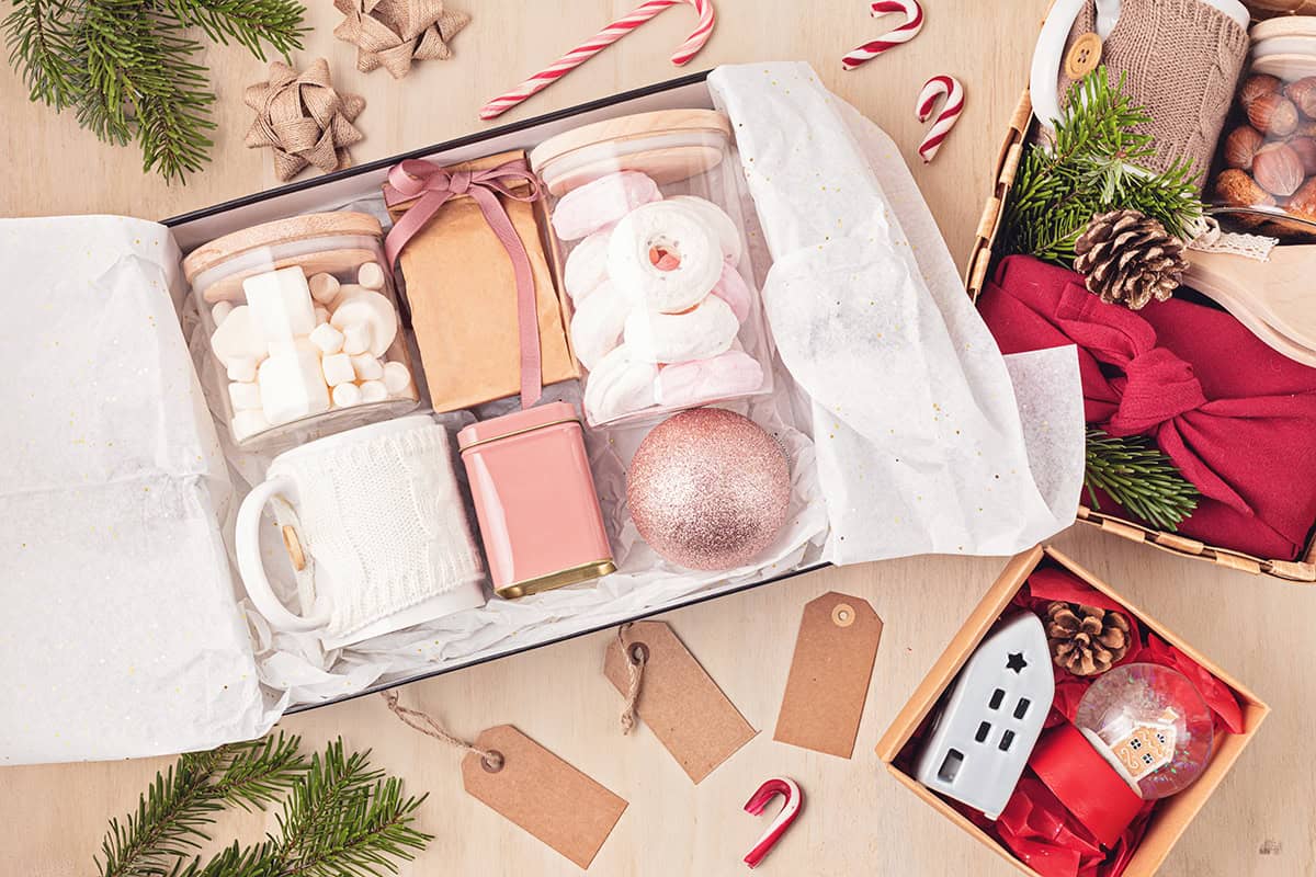 Уютная рождественская корзинка с горячим какао