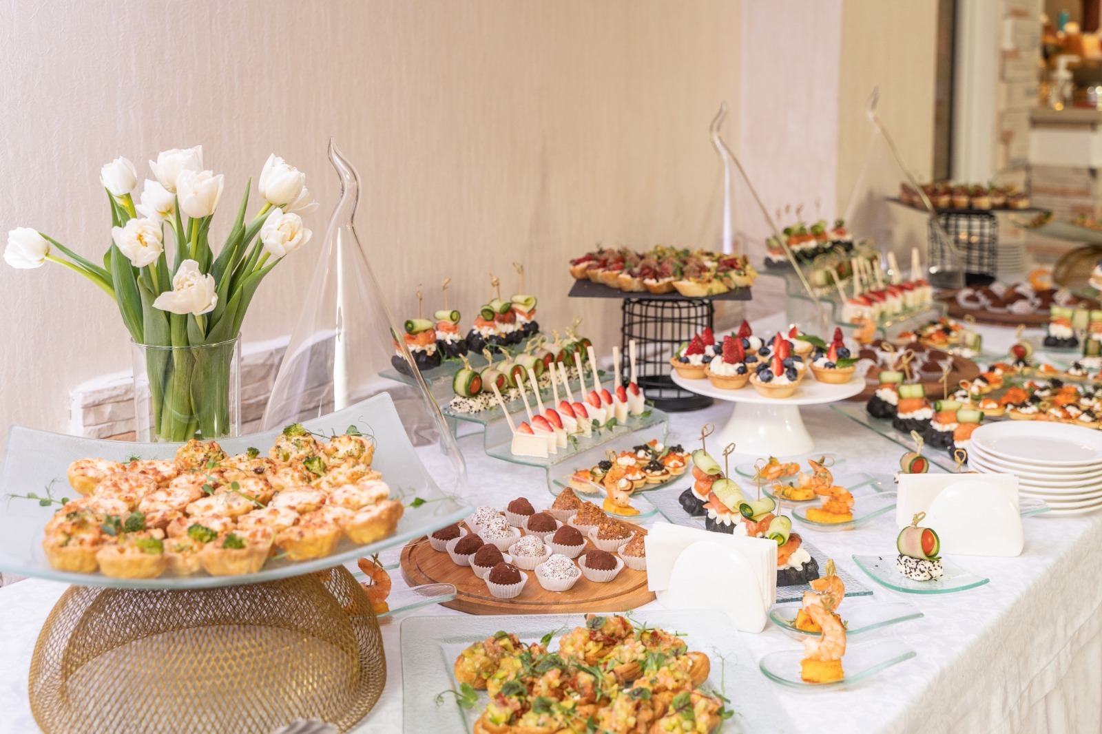 Фуршетное меню с доставкой по Екатеринбургу – комплексное обслуживание