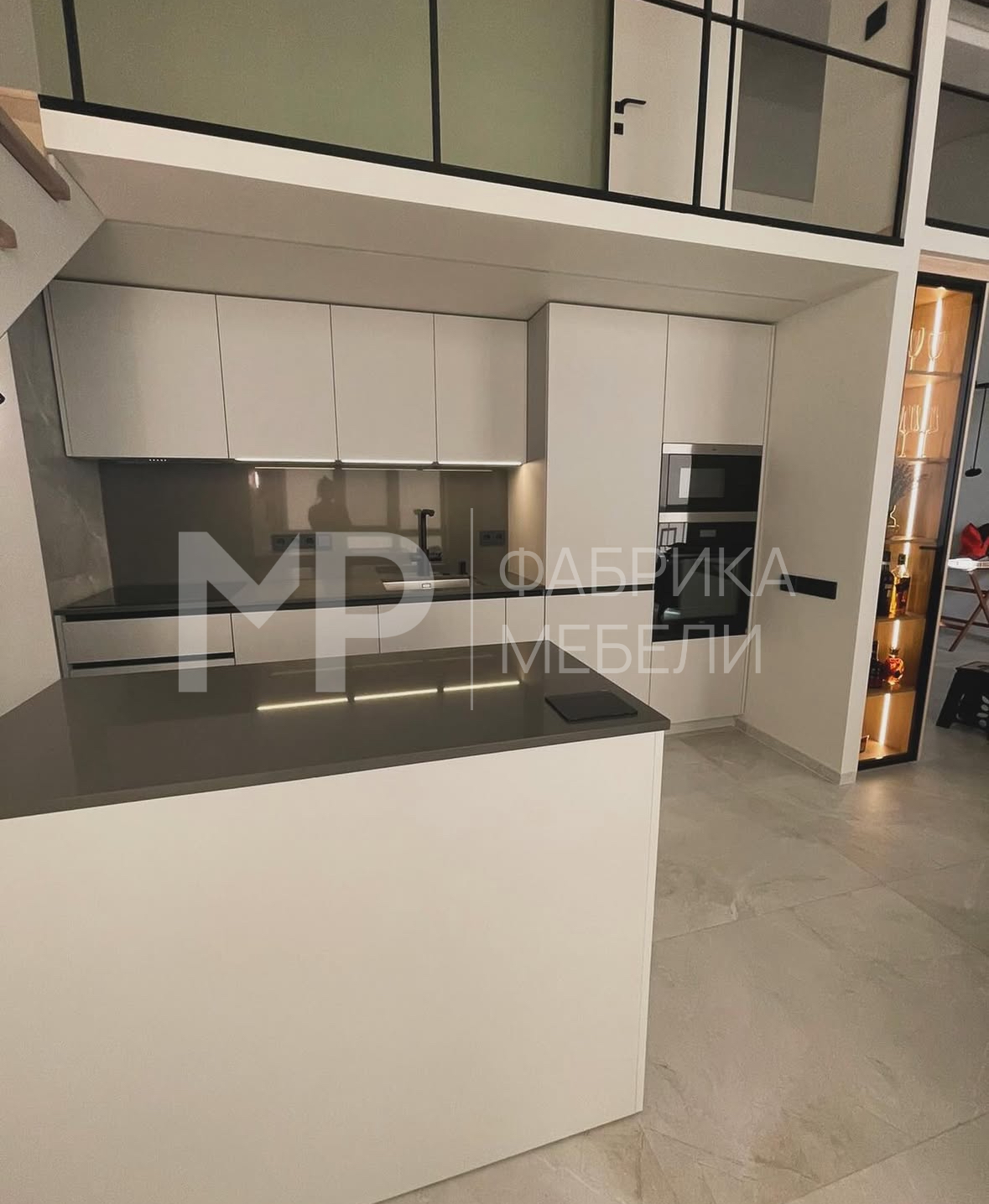 кухня в коттедж с барной стойкой