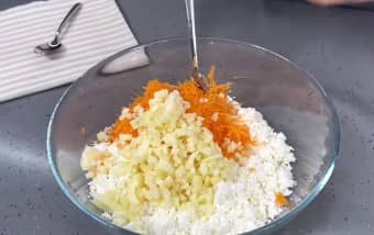 Приготовление сырников из творога с морковью: шаг 4