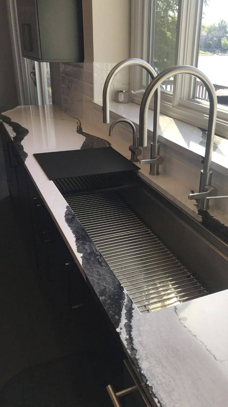 Кухня с мойкой у окна