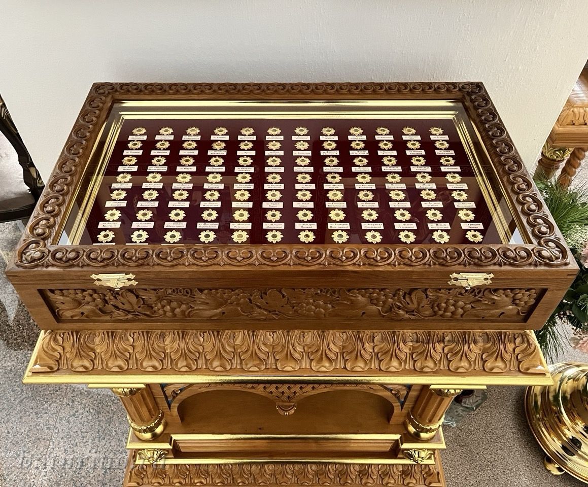 Ковчег с частицам мощей 84 святых