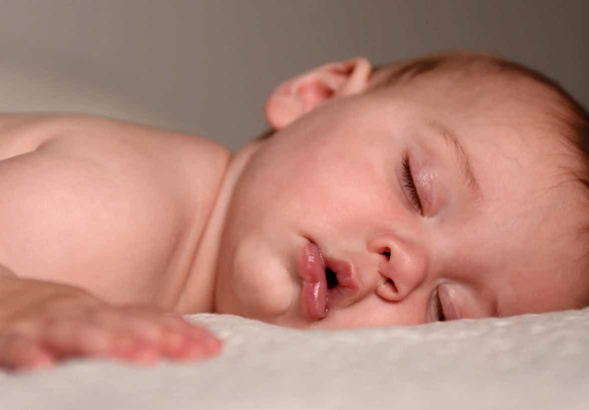 Новорожденный когда засыпает двигает глазами и часто дышит?