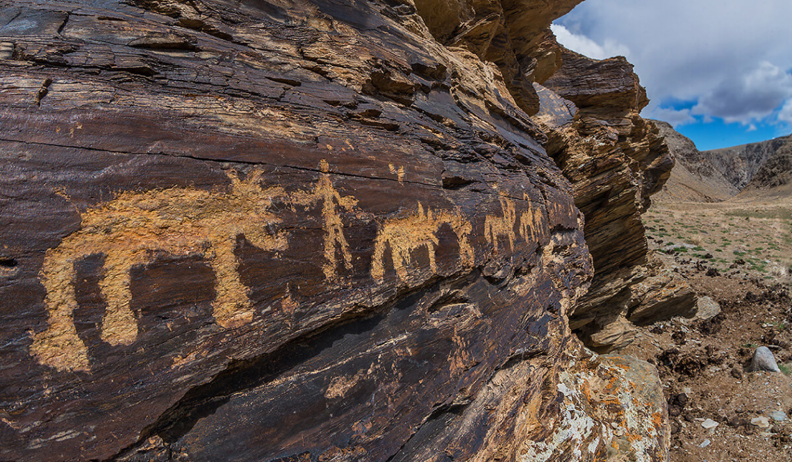 Петроглифы горный алтай фото