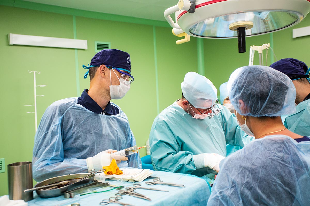 Константин Анатольевич Меньщиков врач андролог хирург проводит фаллопротезирование имплантацию трехкомпонентного полового члена Coloplast Titan Touch