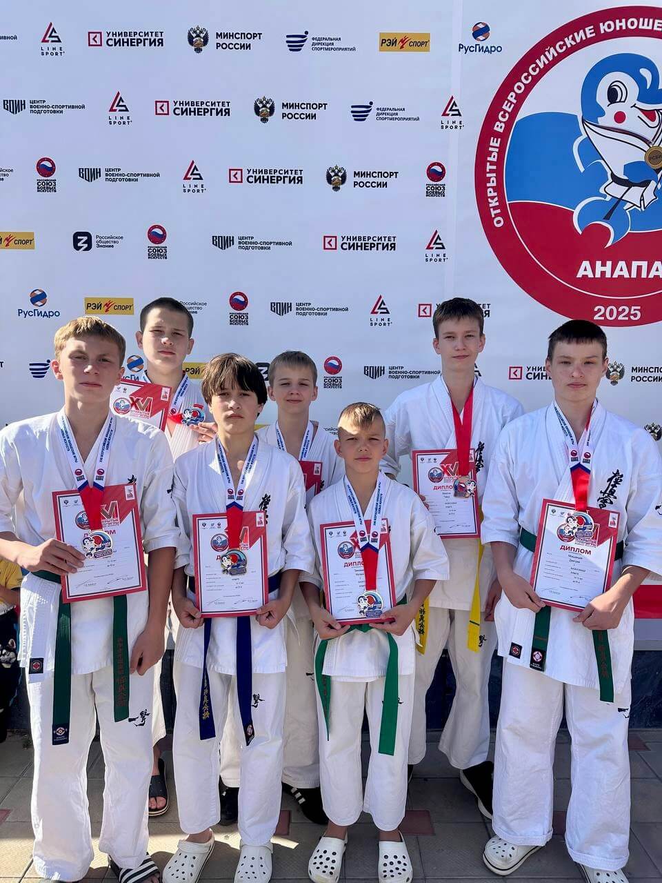 Спортсмены клуба каратэ 