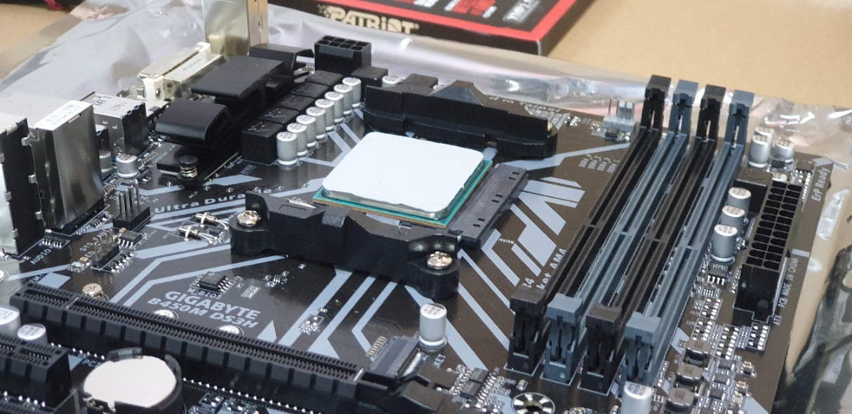 Материнская плата с процессором